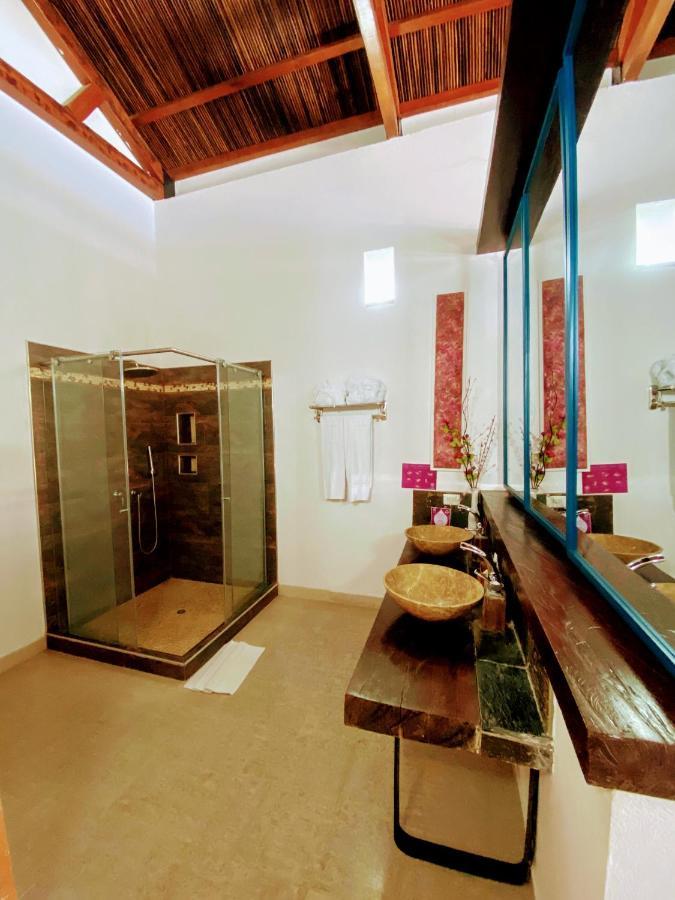 Casa De Leda, A Kali Hotel سانتا مارتا المظهر الخارجي الصورة A bathroom with a shower enclosure