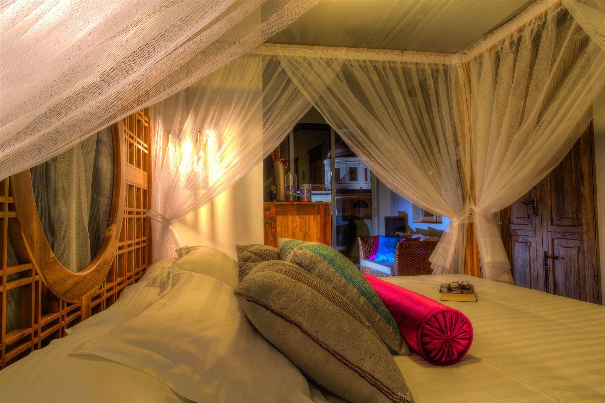 Casa De Leda, A Kali Hotel سانتا مارتا المظهر الخارجي الصورة A mosquito net over a bed